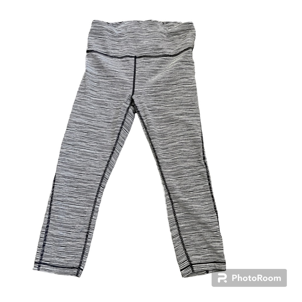 Athleta Ultimate Linear Lines Black White Capris Size S Cropped Pant
